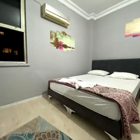 Red White House Szálloda *