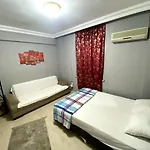 Red White House מלון *