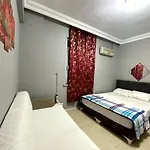 Hotel Red White House *